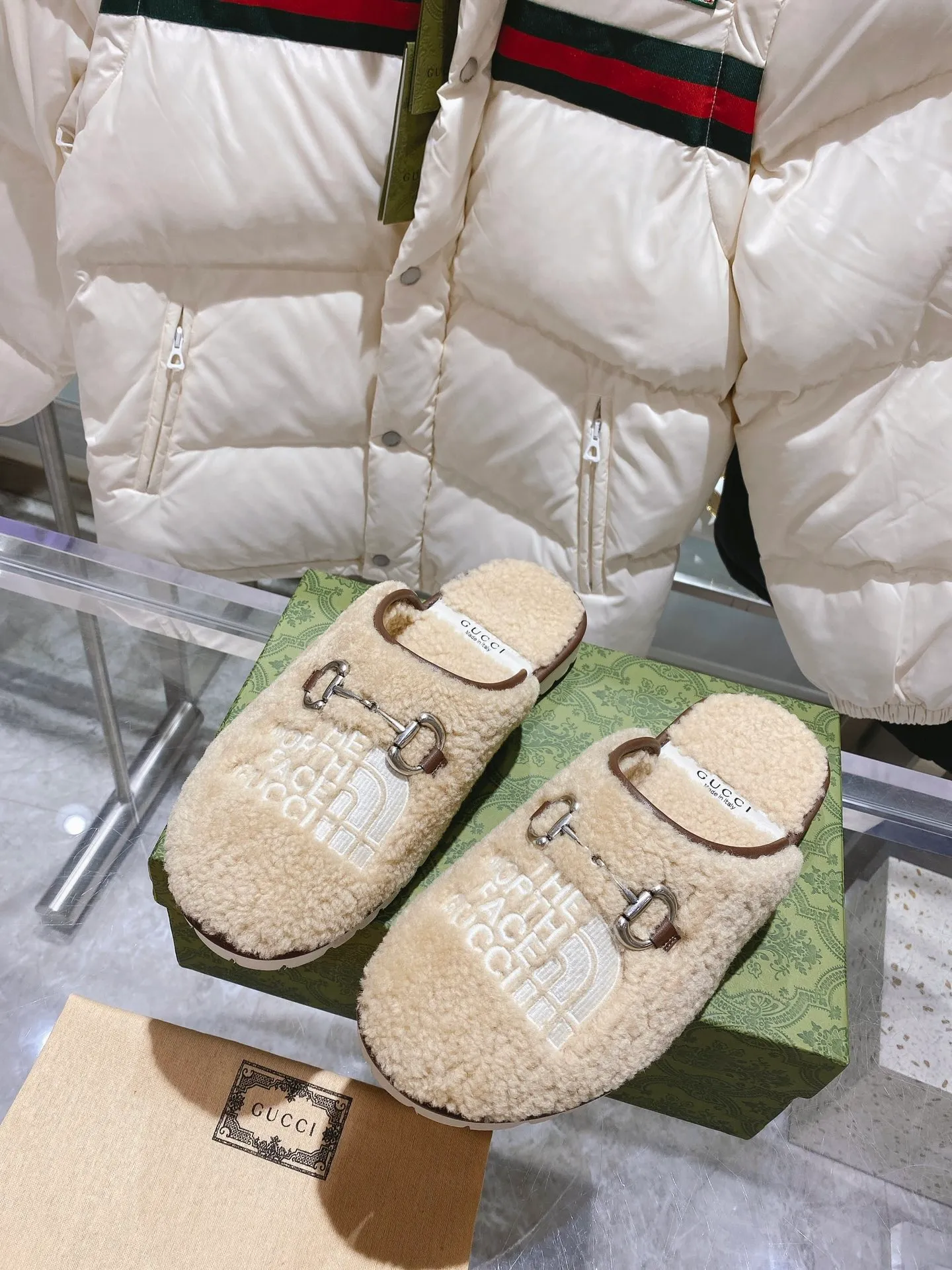 👟👟Ex-factory price 480👟👟Gucci official website collaboration foreign trade hot-selling autumn and winter 🐑wool slippers. This pair of sandals is part of The North Face x Gucci series, which connects two brands with similar history and values ​​to celebrate the spirit of exploration. The pieces feature a range of vibrant prints, with merino wool embroidered with The North Face x Gucci logo, florals and forest-inspired patterns. Beige Merino wool Unisex The North Face x Gucci Logo web label Rubber foam sole Flat Made in Italy Women’s sizes 36-40 Men’s sizes 39-48